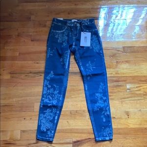 Mid rise super skinny fit in an ankle length.